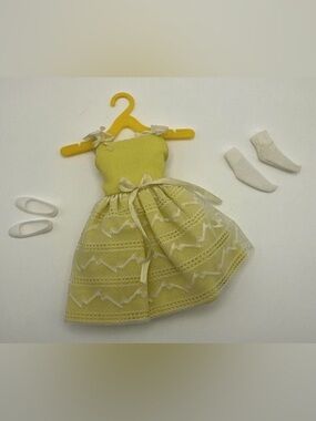 Skipper #1904 Flower Girl Yellow Dress White Socks Shoes *Pristine* Vtg Barbie